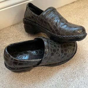 b.o.c. Born Concept Black Peggy Clogs Tooled Leather Slip On Shoes Women Size 7